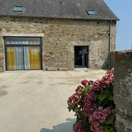 Au Pied Du Mont Saint Michel